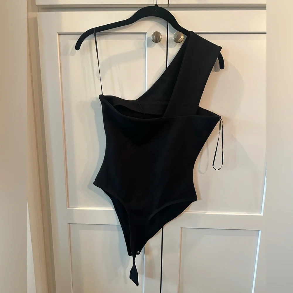 XS Women’s Superdown Rockie One Shoulder Bodysuit Black Asymmetrical Top - NWT - Picture 6 of 13